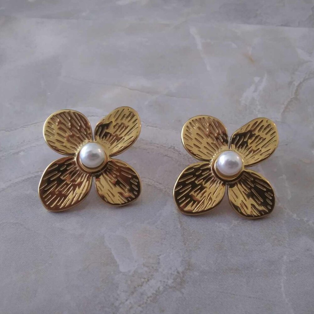 NEW Gold Earrings With Pearls